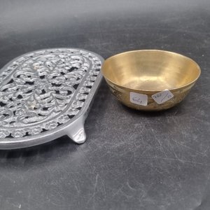 Lote siguiente: Cuenco de Bronce con Grabados y Posa Bandeja Decorativo