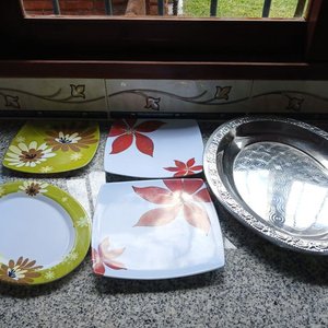 Lote anterior: Bandeja Ovalada Plateada y 4 Platos Cuadrados de Melamina con Diseño Floral