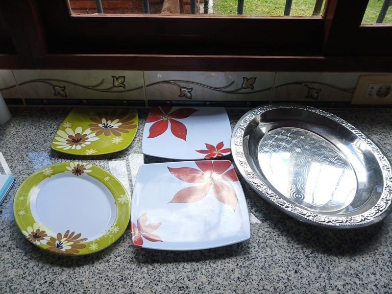 Bandeja Ovalada Plateada y 4 Platos Cuadrados de Melamina con Diseño Floral