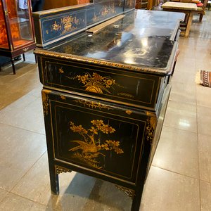 Lote anterior: Mueble Chino Lacado Negro con Decoración Dorada de Pájaros y Flores