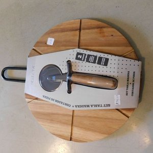 Lote siguiente: Set de tabla de madera y cortador de pizza