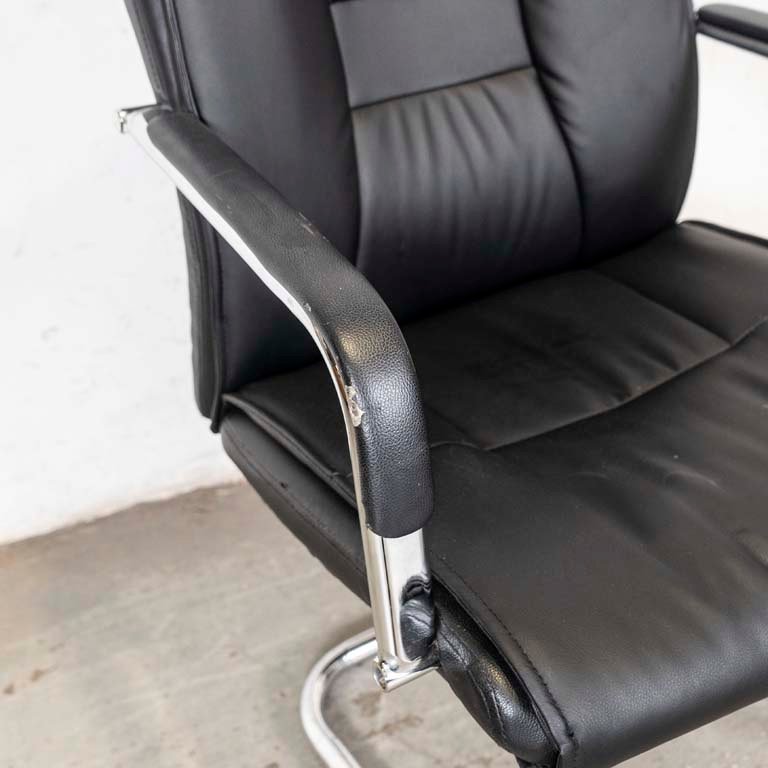 Sillón de oficina fijo con tapizado en cuerina negra - imagen 3
