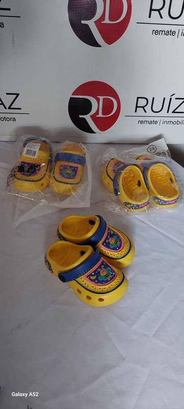 Lote siguiente: Zapatillas de baile coloridas para niños