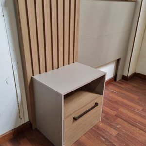 Respaldo de Cama y Mesa de Luz Combinado Madera y Beige - imagen 3