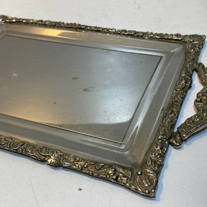 Lote de 23 piezas de bazar y adornos: bandeja, salsera, frutera, vasos ámbar, platos y figuras - imagen 6