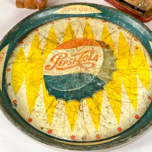 Lote de Colección: Bandeja Pepsi-Cola Antigua, Figura Fortnite, Bartender Mecánico y Reloj de Arena - imagen 4