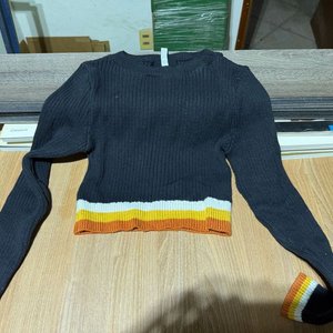 Lote anterior: Buzo Crop Top Negro con Tiras de Colores Talle S