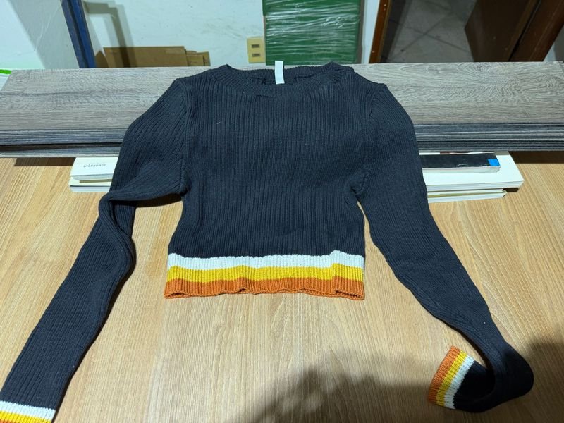 Buzo Crop Top Negro con Tiras de Colores Talle S