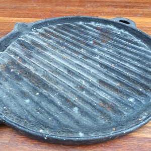 Plancha Bifera Churrasquera Acanalada de Hierro Fundido con Mango de Madera - imagen 5