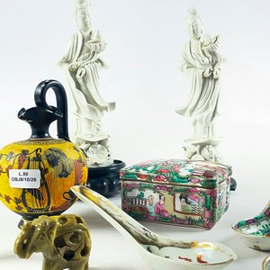 Lote de 9 Figuras Estilo Blanc de Chine, Alhajero y Cucharas Decoradas - imagen 3