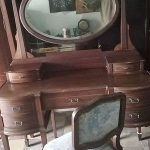 Lote anterior: Tocador Antiguo de Madera con Espejo Giratorio y Cajones