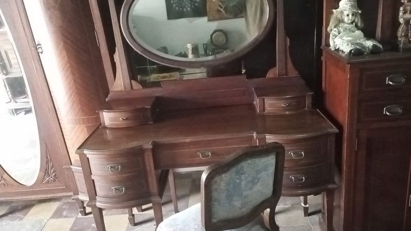 Tocador Antiguo de Madera con Espejo Giratorio y Cajones