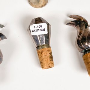 Lote de 4 tapones para botellas y jarrita metálica - imagen 4