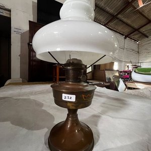 Lámpara de Aceite Antigua con Pantalla Blanca - imagen 1