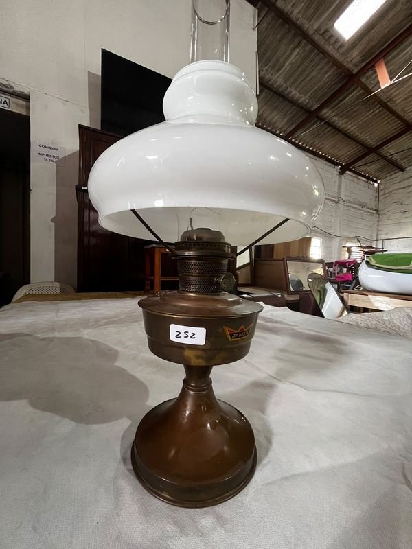 Lámpara de Aceite Antigua con Pantalla Blanca