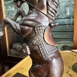 Figura Decorativa de Caballo en Metal Patinado Bronce con Base de Madera - imagen 6