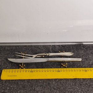 Lote siguiente: Juego de Cuchillo y Tenedor Trinche con Soportes de Bronce