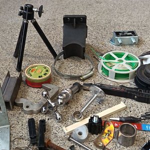 Lote de Bisagras, Tornillos, Tuercas y Varios Elementos de Ferretería - imagen 3