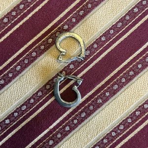Lote Surtido de Collares, Aretes, Broches y Anillos con Caja - imagen 21