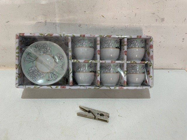 Lote siguiente: Juego de café sin uso - Set de tazas y plato