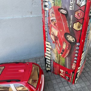 Dos autos a escala grandes, uno rojo y uno blanco, para niños - imagen 9