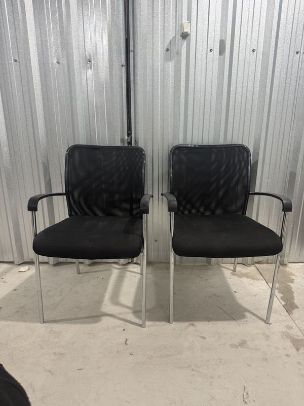 Par de Sillas de Oficina/Sala con Estructura Cromada y Tapizado Negro