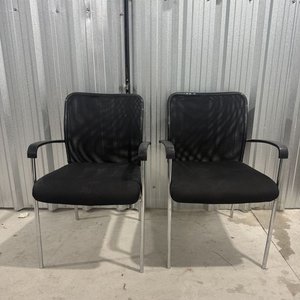 Lote siguiente: Par de Sillas de Oficina/Sala con Estructura Cromada y Tapizado Negro
