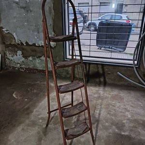 Lote anterior: Escalera Plegable de Metal Antigua con 4 Escalones