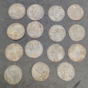 Lote de 12 Monedas Antiguas Desgastadas - imagen 1