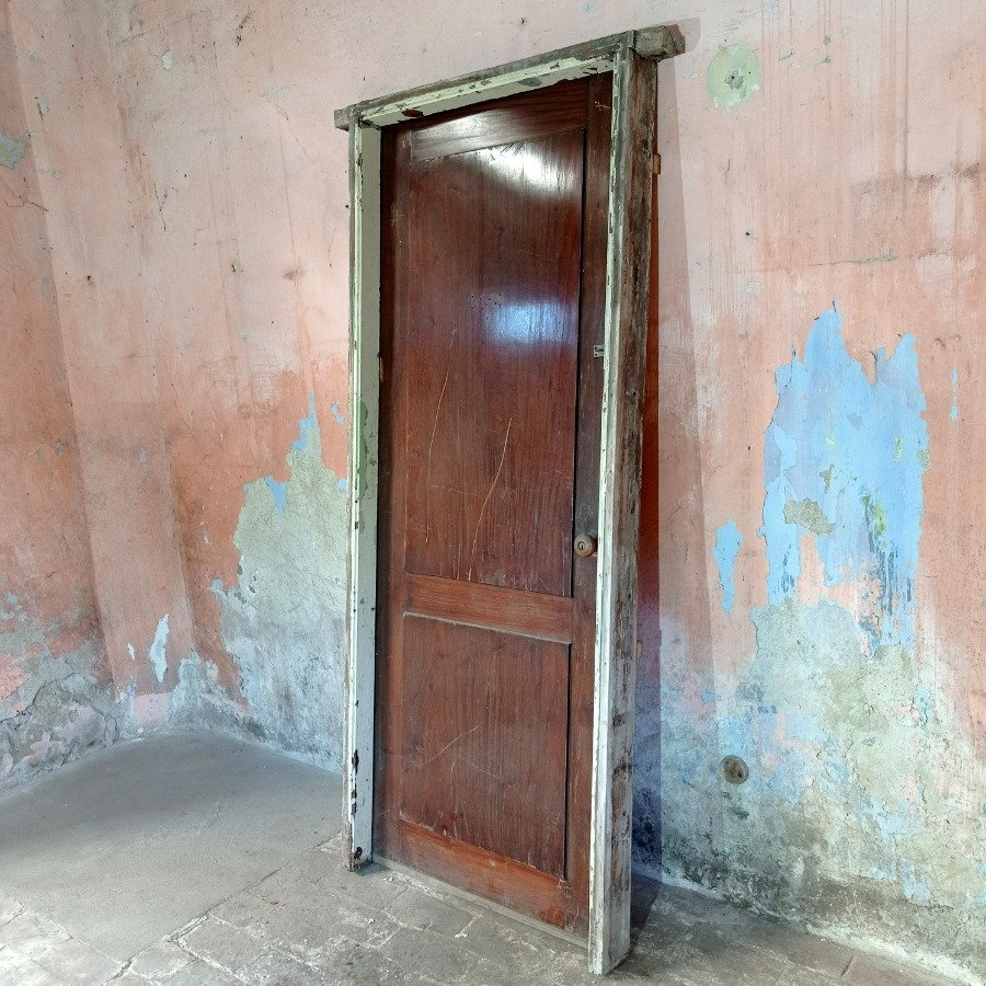 Puerta antigua de cedro con marco de pinotea - imagen 3