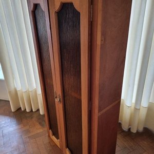 Vitrina Esbelta de Madera con Puertas de Vidrio Ahumado y Tiradores Metálicos - imagen 4