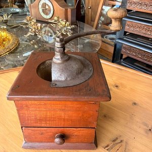 Molinillo de Café Antiguo de Madera con Cajón Recolector - imagen 2