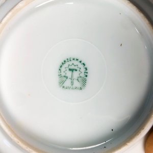 Conjunto de 6 Piezas de Porcelana Blanca Calada con Monograma Floral y Fuente Oval - imagen 4