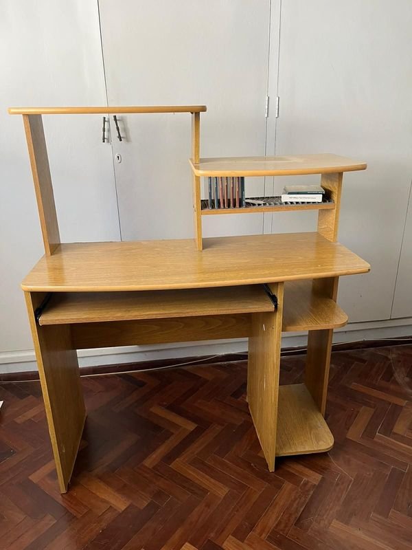 Escritorio de mesa PC con espacio para discos - imagen 1