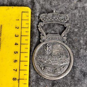 Medalla Antigua con Corona y Paisaje Urbano de Toledo - imagen 1
