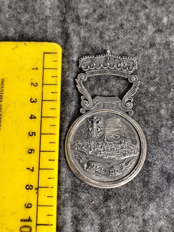Medalla Antigua con Corona y Paisaje Urbano de Toledo