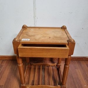 Mesa Auxiliar o de Luz de Madera Torneada con Cajón y Estante - imagen 2