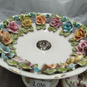 Centro de Mesa de Porcelana con Flores y Palomas Decorativas - imagen 2