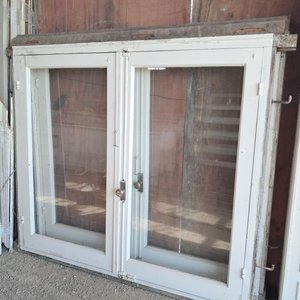 Lote anterior: Dos Ventanas Batientes de Cedro con Marco Blanco