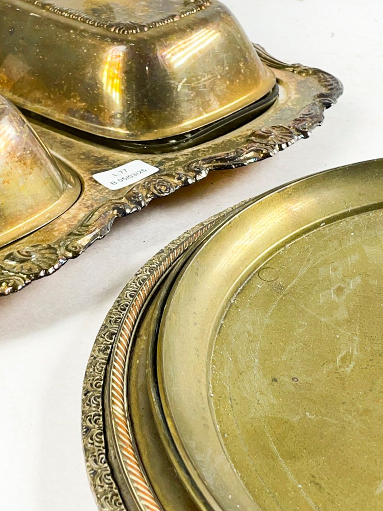 Cinco piezas en metal, bandejas circulares y dulceras con tapa - imagen 3