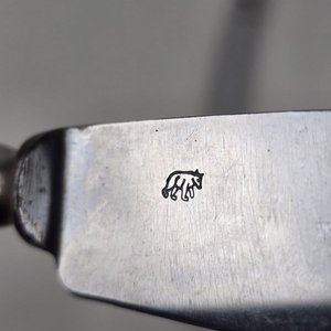 Par de Cuchillos de Mesa Alemanes con Grabado de Animal y "Patent" - imagen 3