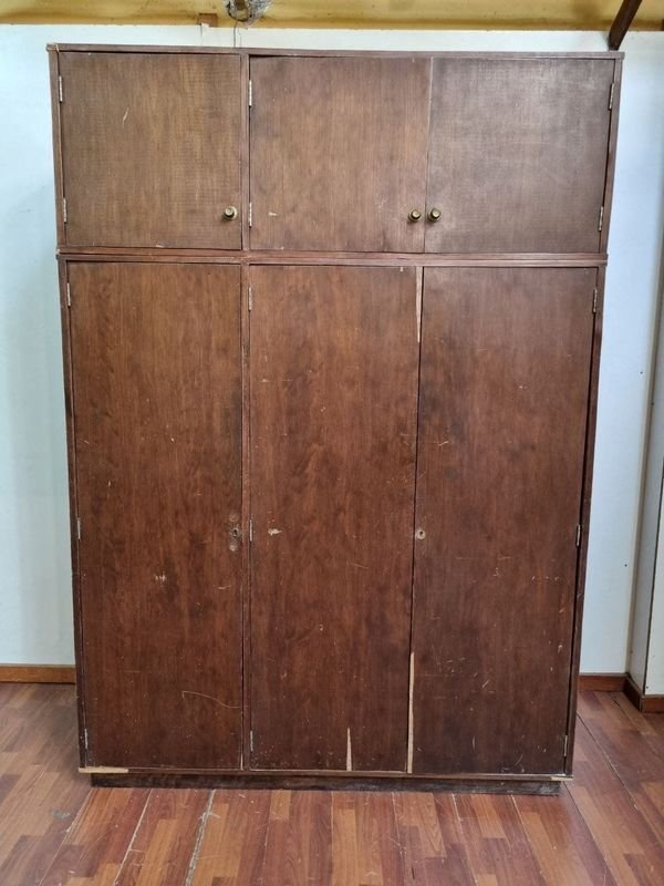 Amplio Roperro de Madera con Mueble Aéreo Superior