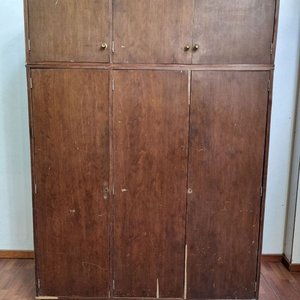 Lote siguiente: Amplio Roperro de Madera con Mueble Aéreo Superior