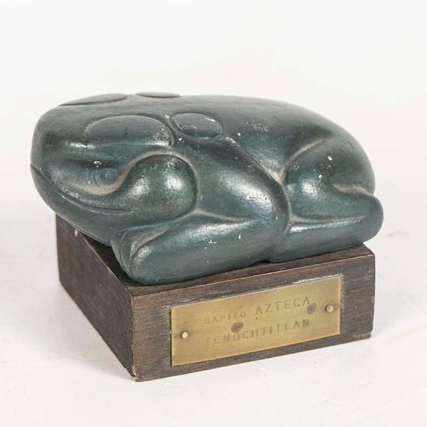 Escultura Azteca de Rana Anfibio sobre Base de Madera - imagen 1