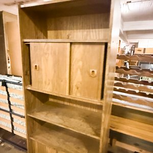 Lote anterior: Estantería de madera con puertas corredizas