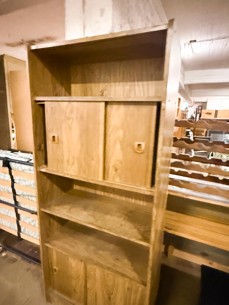 Estantería de madera con puertas corredizas
