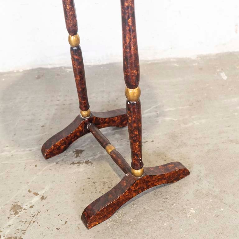 Mesita de sala con tapa lobulada y pintura decorativa - imagen 3
