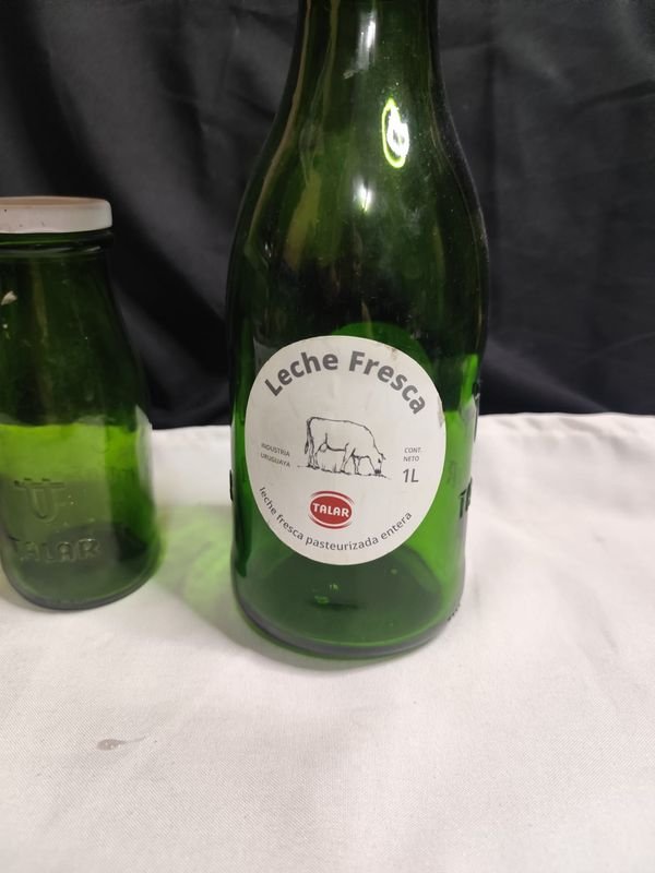 Dos botellas antiguas de leche Talar con tapas originales - imagen 2