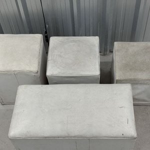 Lote de 4 poofs o banquetas blancas con estructura de madera - imagen 7
