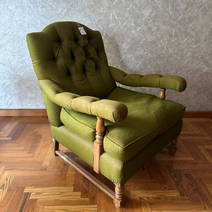 Lote siguiente: Sillón de Madera con Respaldo Capitaneado Tapizado Verde
